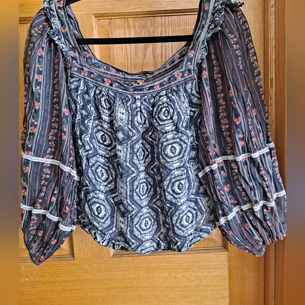 Free People Mostly Meadow Gray Multi  Floral Sleeve Crop Blouse with Relaxed Fit